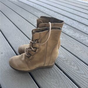 Sorel Hidden Wedge Lace Up Boots Size 8 Tan